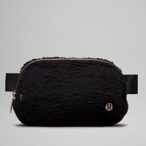 Lululemon Everywhere Belt Bag Fleece Sherpa Black/Silver 1L